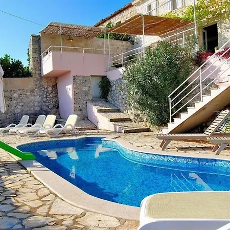 Five Bedroom With Pool בית נופש אורסאץ
