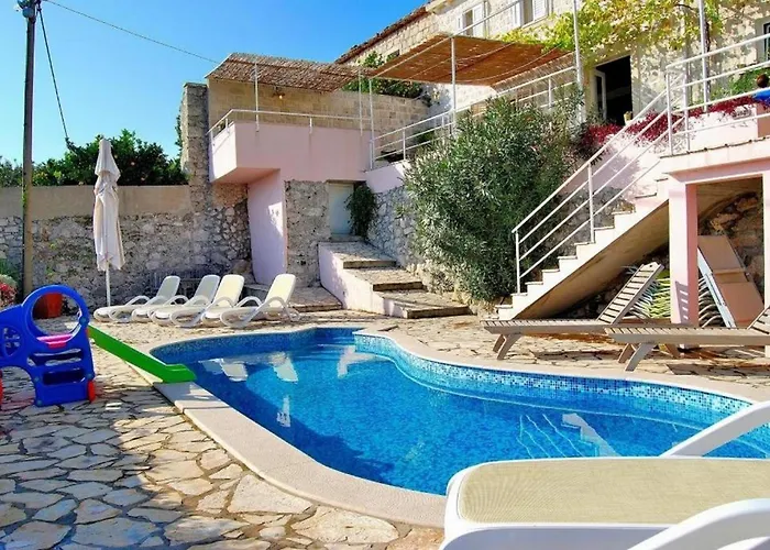 Five Bedroom With Pool 펜션 오라사크