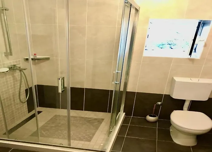 Five Bedroom With Pool *